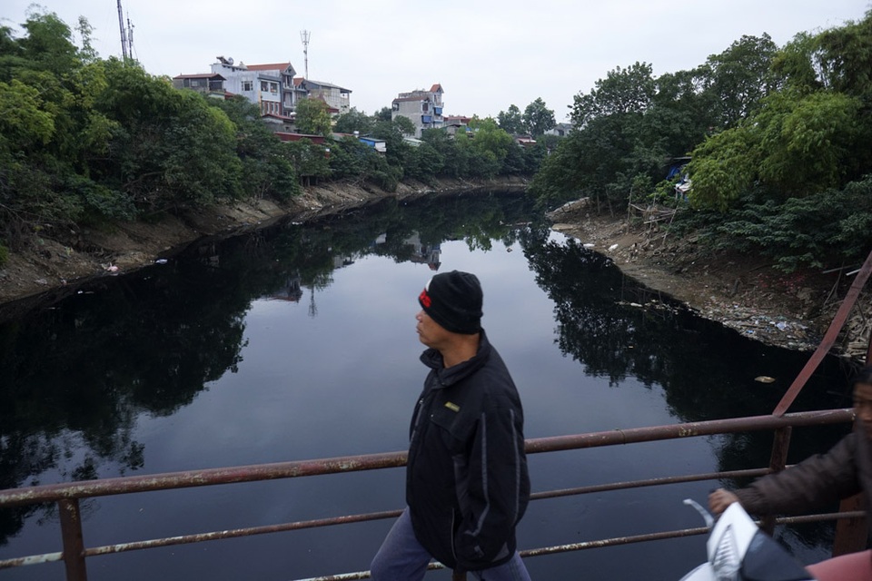 Mạng lưới những "dòng sông chết" trong nội đô Hà Nội - 10
Cầu Hữu Hòa bắc qua sông Nhuệ. Khi đi qua đây, người dân phải bước nhanh để tránh mùi hôi thối.