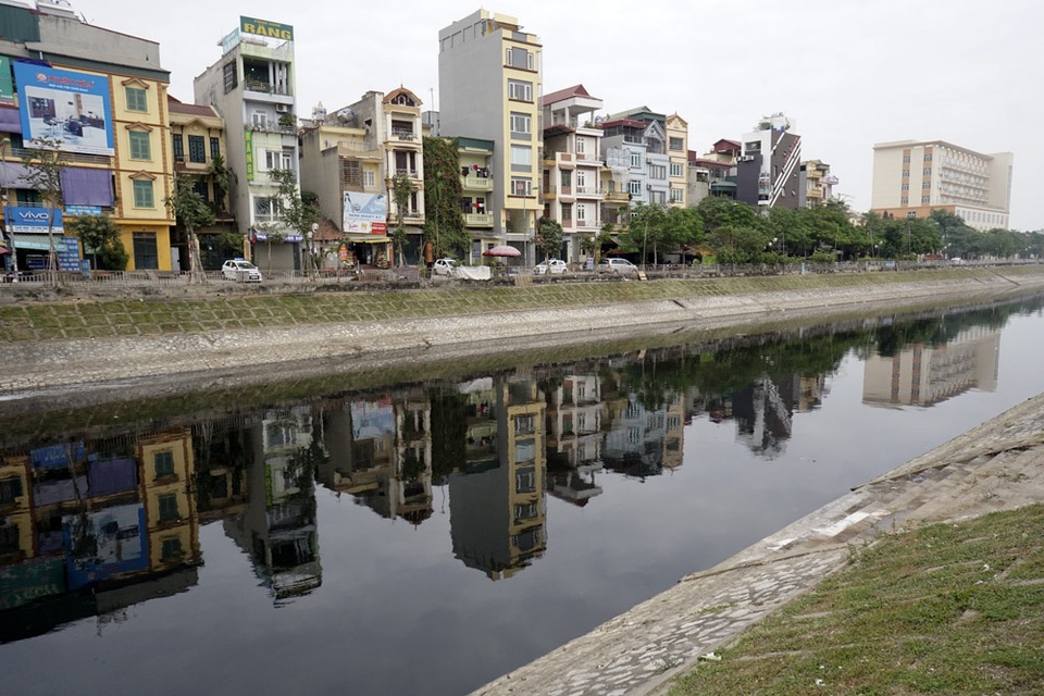Mạng lưới những "dòng sông chết" trong nội đô Hà Nội - 2
Một số đoạn sông Tô Lịch chạy dọc khu vực Kim Giang (quận Thanh Xuân), dù được nạo vét thường xuyên nhưng vẫn bốc mùi hôi thối nồng nặc mỗi khi tiết thay đổi.