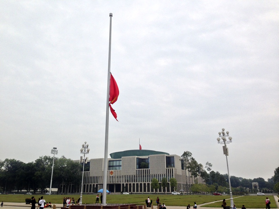 
Từ Lăng Chủ tịch Hồ Chí Minh nhìn sang tòa nhà Quốc Hội Việt Nam.
