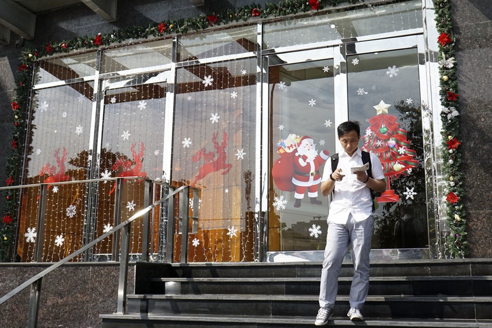Sắc màu Noel tràn ngập đường phố Hà Nội - 1
Mặt tiền các tòa nhà được trang trí phổ biến hình ông già Noel và tuần lộc.