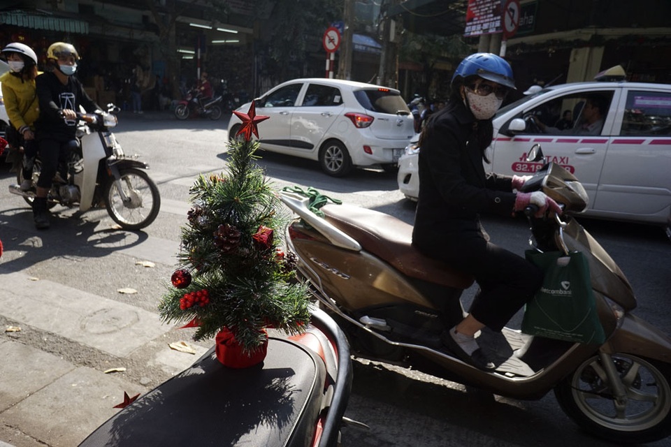 Sắc màu Noel tràn ngập đường phố Hà Nội - 10 Sắc màu Noel tràn ngập đường phố Hà Nội - 10