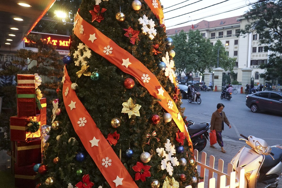 Sắc màu Noel tràn ngập đường phố Hà Nội - 11 Những cây thông Noel trên đường phố.