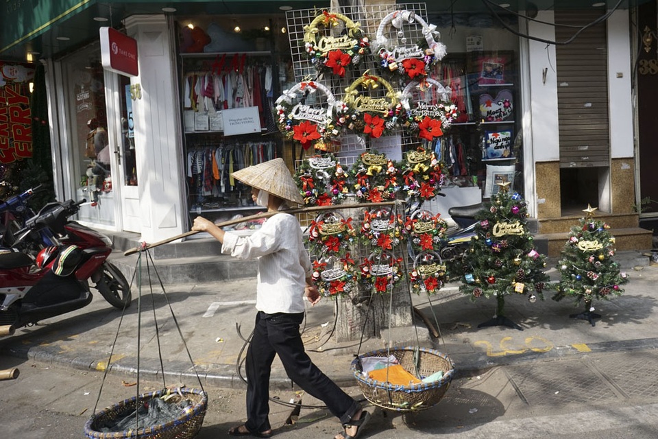 Sắc màu Noel tràn ngập đường phố Hà Nội - 12 Sắc màu Noel tràn ngập đường phố Hà Nội - 12