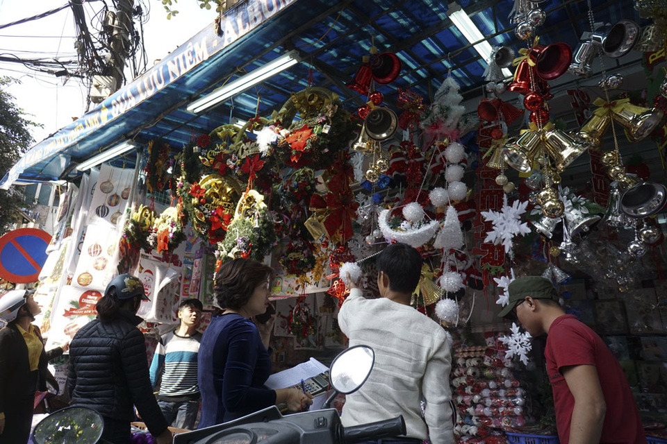 Sắc màu Noel tràn ngập đường phố Hà Nội - 13
Chợ Hàng Mã đang bán rất chạy các mặt hàng cho mùa Giáng sinh.