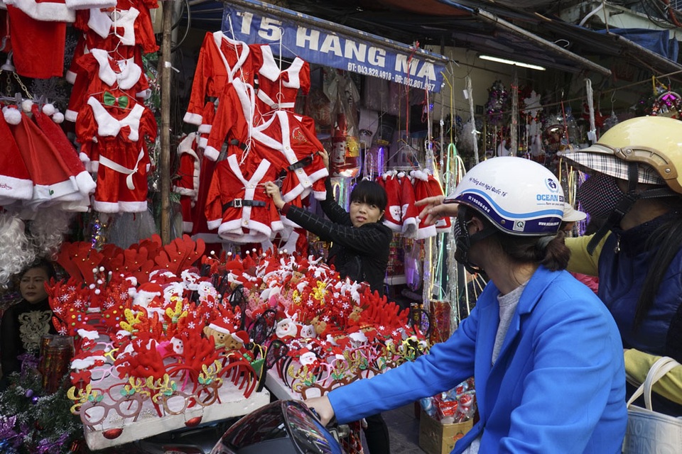 Sắc màu Noel tràn ngập đường phố Hà Nội - 14
Một cửa hàng bán quần áo ông già Noel trên phố Hàng Mã.