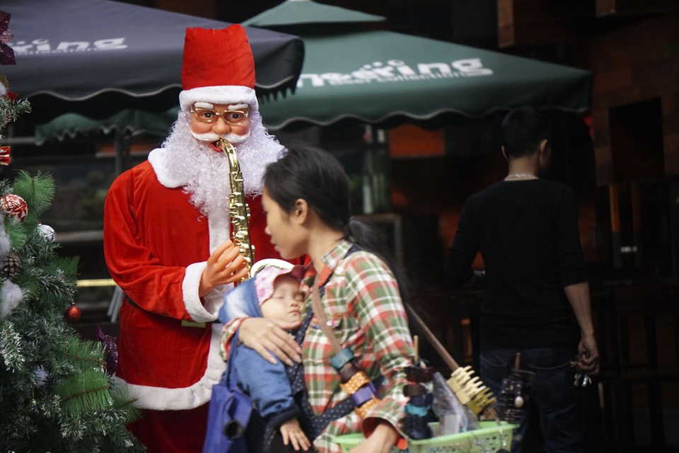 Sắc màu Noel tràn ngập đường phố Hà Nội - 2 Hình ảnh ông già Noel hiện diện khắp nơi.