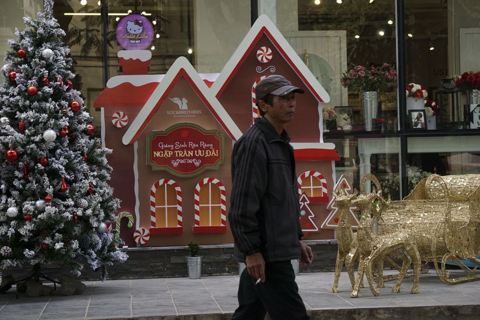 Sắc màu Noel tràn ngập đường phố Hà Nội - 4 Một tiểu cảnh với cây thông, đoàn xe tuần lộc và những ngôi nhà phủ tuyết trắng.