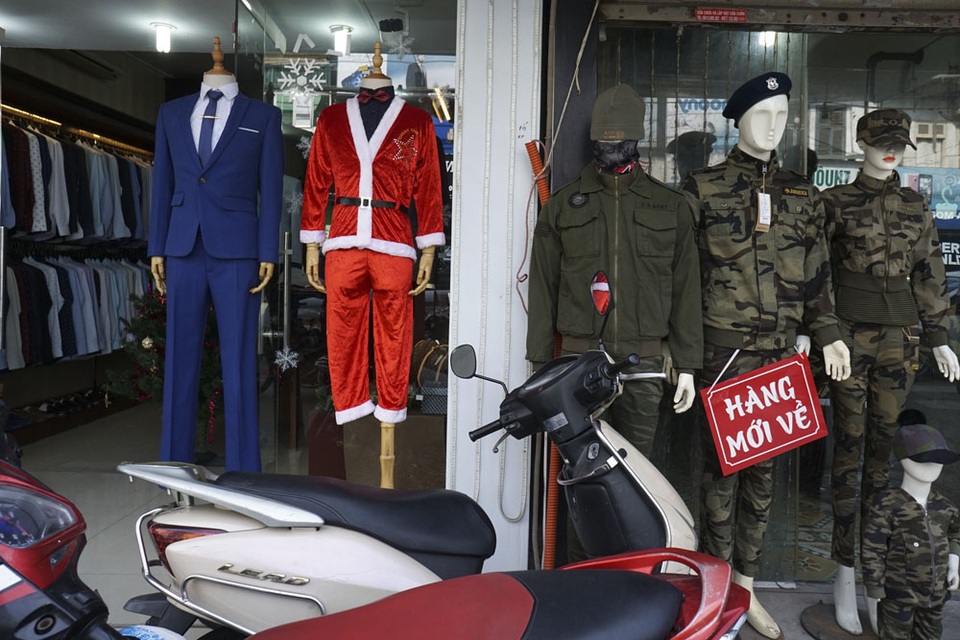 Sắc màu Noel tràn ngập đường phố Hà Nội - 7 Những cửa hàng thời trang bày mẫu trang phục ông già Noel.