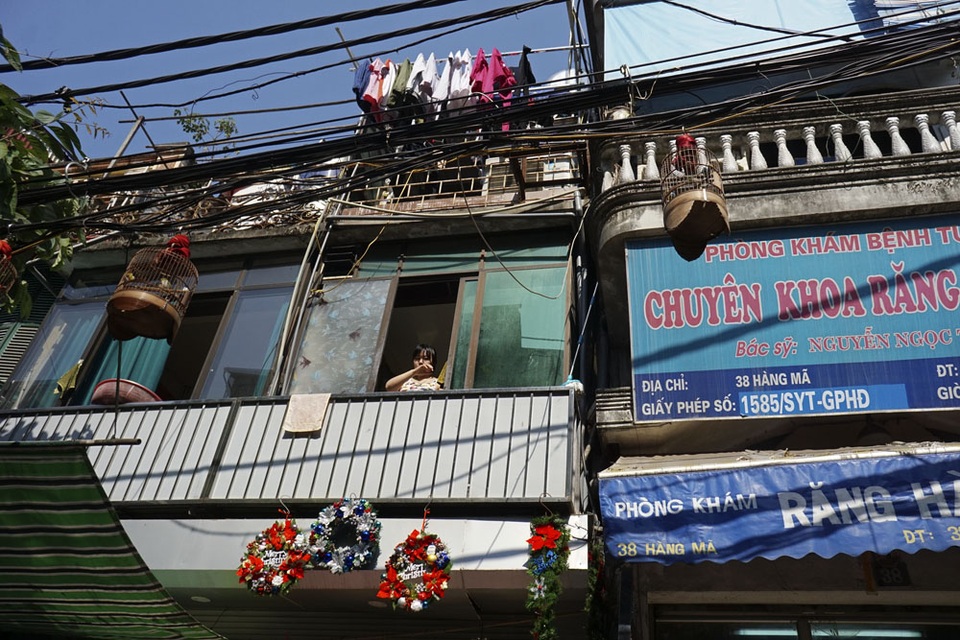 Sắc màu Noel tràn ngập đường phố Hà Nội - 9
Những vòng nguyệt quế trang trí Giáng sinh tại khu phố cổ Hà Nội.
