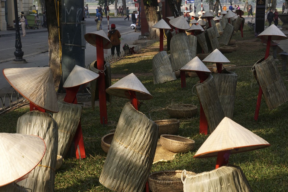 
Mô phỏng người nông dân trong áo tơi, nón lá mang tính tượng hình cao, khá lạ mắt.
