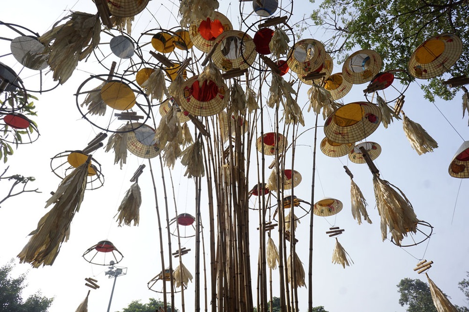 Lạ mắt với hình ảnh áo tơi, nón lá trên phố đi bộ quanh hồ Gươm - 11