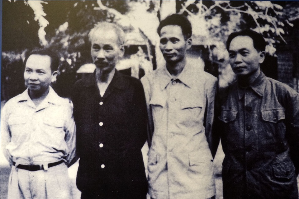Lời kêu gọi của Chủ tịch Hồ Chí Minh và cuộc trường chinh bảo vệ Tổ quốc 70 năm trước - 14
Chủ tịch Hồ Chí Minh, Tổng Bí thư Trường Chinh, Phó Thủ tướng Phạm Văn Đồng và Đại tướng Võ Nguyên Giáp ở xã Bản Ngoại, huyện Đại Từ, Thái Nguyên, tháng 9/1954.