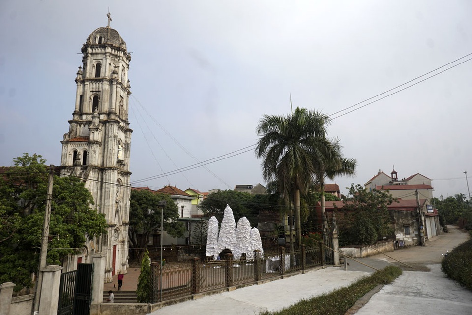Giáng sinh về bên những nhà thờ tuyệt đẹp ngoại ô Hà Nội - 1
Mô hình hang đá đang được dựng lên ở sân chính của nhà thờ giáo xứ Đông Lao (huyện Hoài Đức, Hà Nội). Nhà thờ nằm dưới chân đê Yên Nghĩa, bên cạnh dòng sông Đáy.