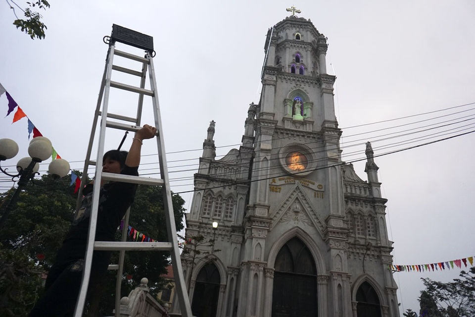Giáng sinh về bên những nhà thờ tuyệt đẹp ngoại ô Hà Nội - 12 Trong nhịp điệu tất bật của công việc chung, người dân giáo họ Lại Dụ tỏ ra vô cùng hào hứng, tự hào về vẻ đẹp của nhà thờ giáo họ mới được trang hoàng và chờ đợi một dịp Giáng sinh vui vẻ ấm áp sắp diễn ra.