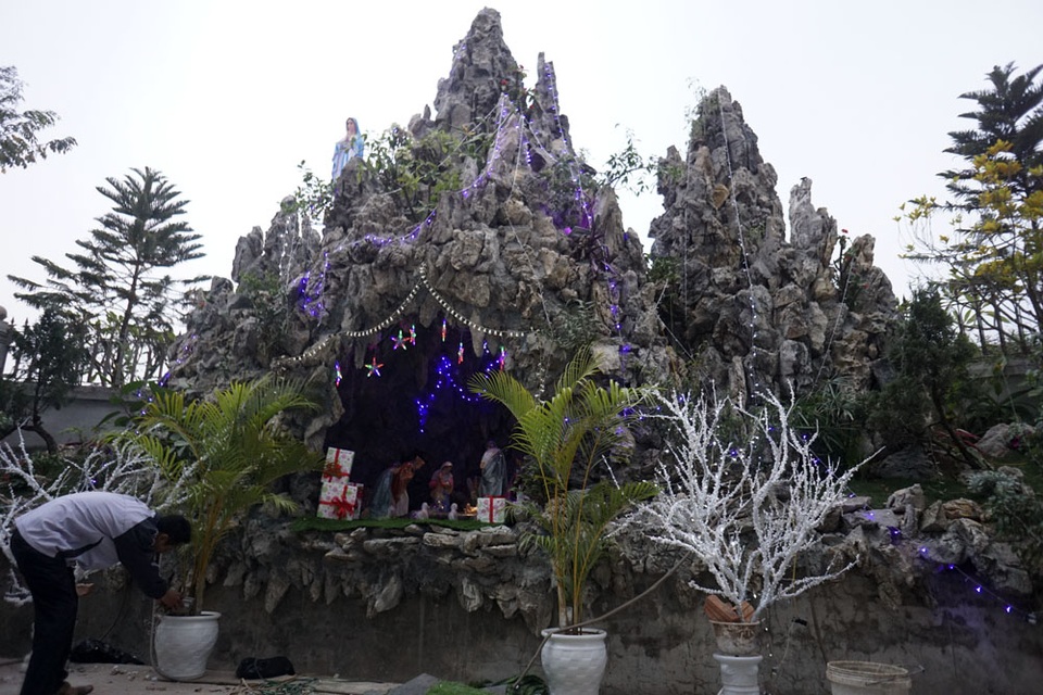Giáng sinh về bên những nhà thờ tuyệt đẹp ngoại ô Hà Nội - 13
Hang đá tại nhà thờ họ Lại Dụ là một tiểu cảnh được dựng kiên cố, các dây đèn trang trí đã hoàn tất.