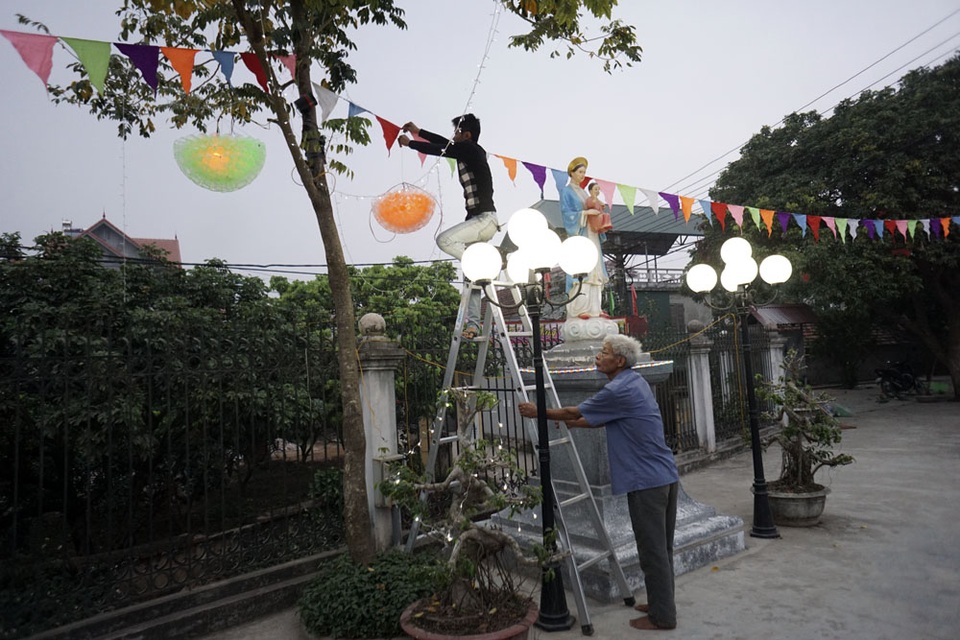 Giáng sinh về bên những nhà thờ tuyệt đẹp ngoại ô Hà Nội - 14 Những công việc trang trí cuối cùng cho nhà thờ họ Lại Dụ.