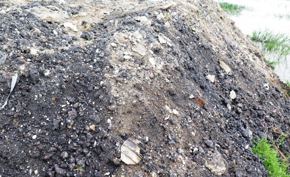 Chất thải màu đen mà người dân phát hiện đổ ra khu đất giáp danh với thôn Già, xã Kim Thái