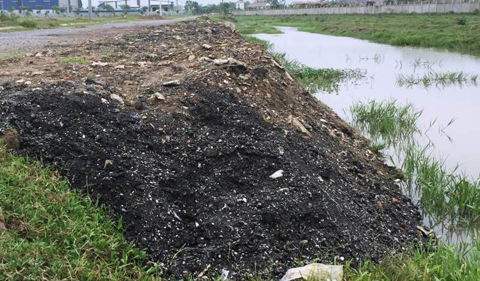 Số chất thải trên thực chất chỉ là xỉ than, là loại chất thải công nghiệp không độc hại được tận dụng để san lấp mặt bằng
