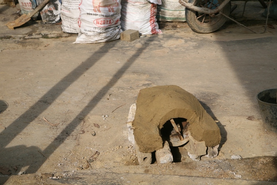 
Sau khi trộn đất các nghệ nhân sẽ tạo khuôn
