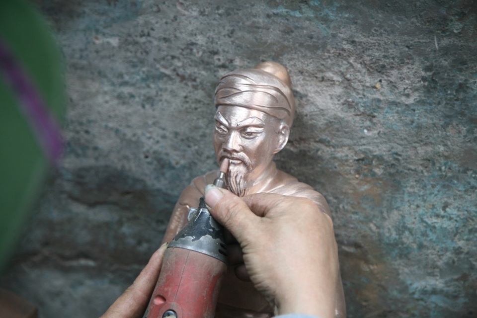 Công đoạn làm nguội tạo hình mặt của Hưng Đạo Đại Vương rất cầu kỳ và khó khăn