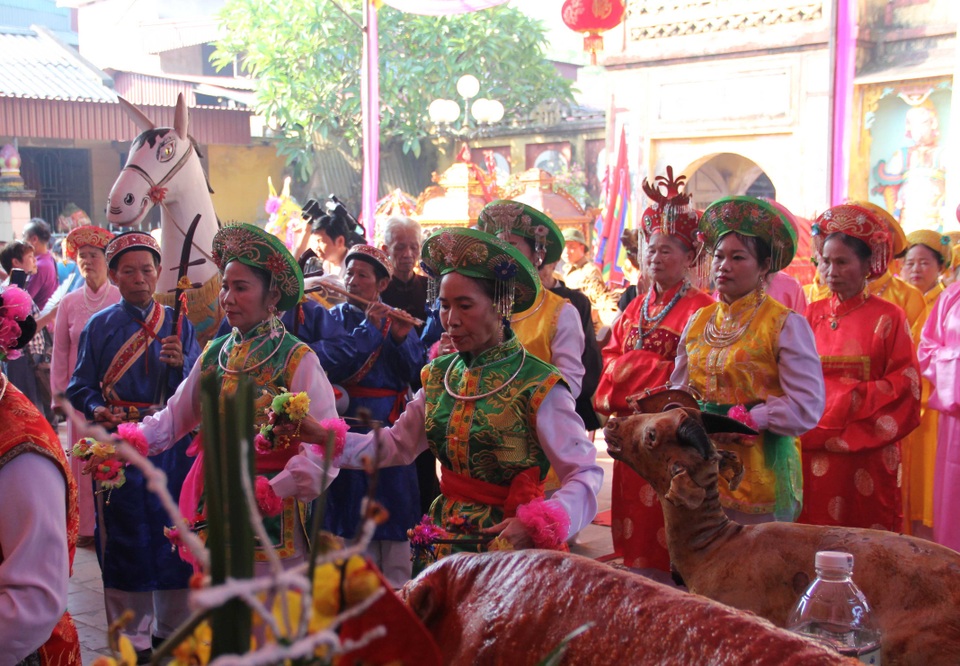 Đây là lễ hội truyền thống quy tụ nhiều ông Đồng, bà Cốt khắp mọi miền.