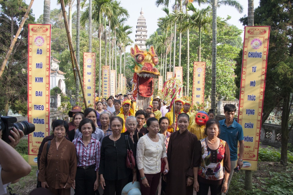 Tưởng niệm 716 năm ngày mất Hưng Đạo Đại Vương Trần Quốc Tuấn - 1 Đông đảo người dân và du khách tham dự dâng hương tưởng niệm 716 năm ngày mất Hưng Đạo Đại Vương.