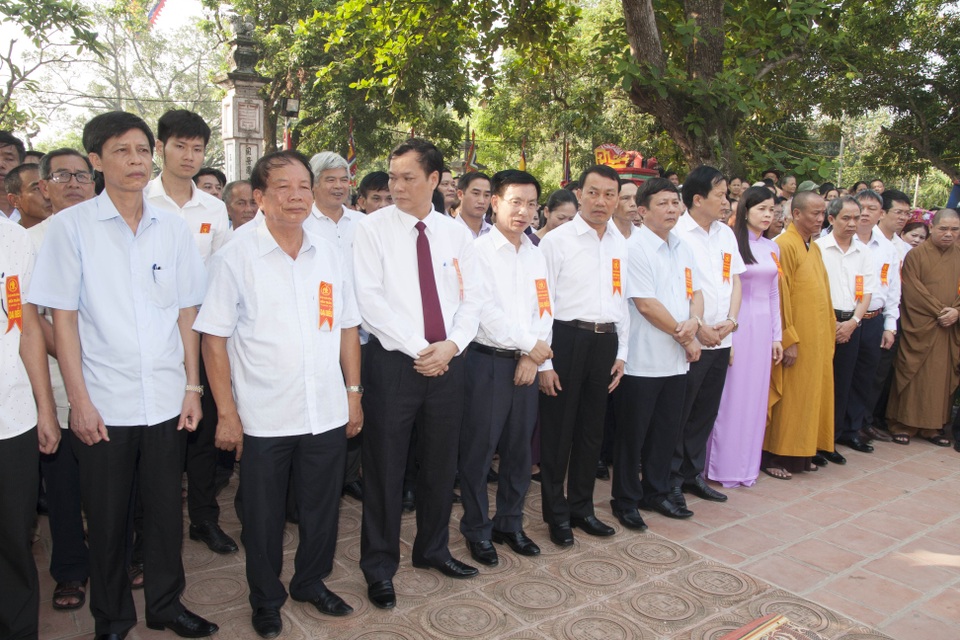Tưởng niệm 716 năm ngày mất Hưng Đạo Đại Vương Trần Quốc Tuấn - 2 Lãnh đạo tỉnh Nam Định và các đại biểu đến dự lễ dâng hương.