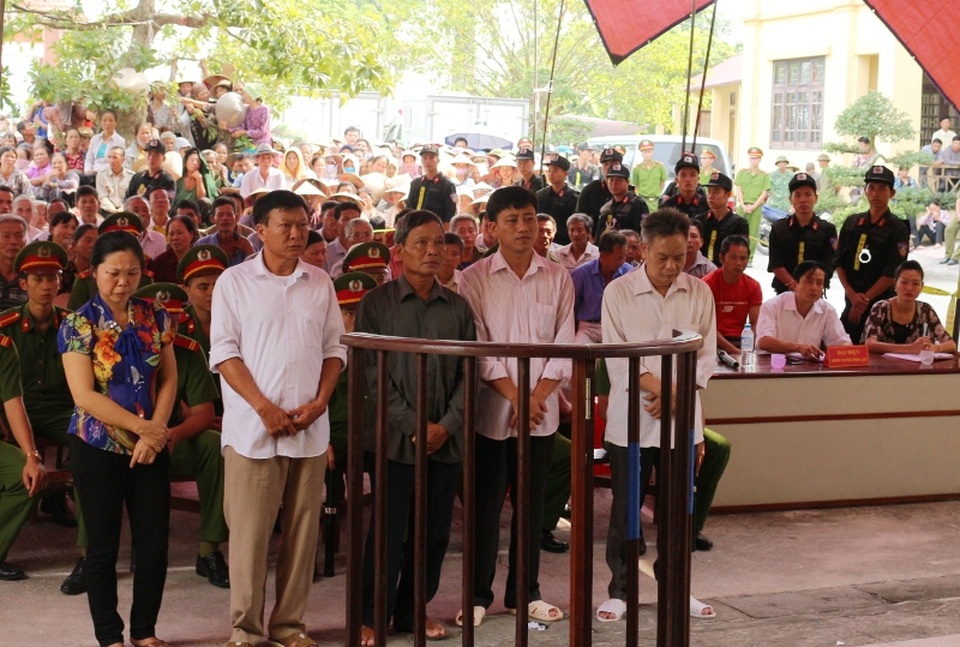 Các bị cáo trước vành móng ngựa