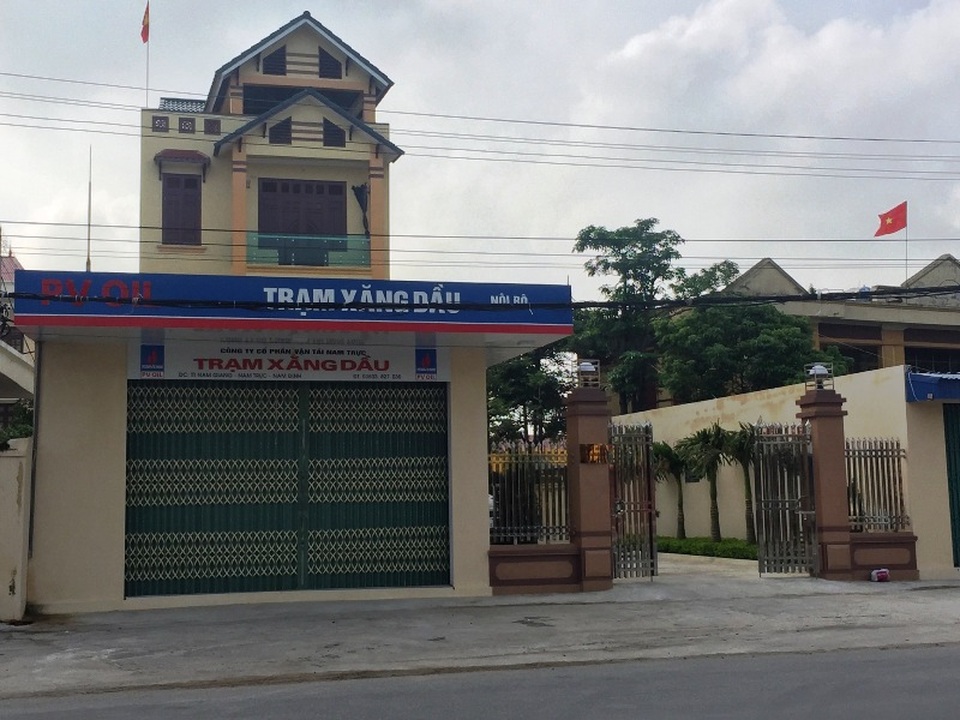 Trạm xăng nội bộ của công ty CP vận tải Nam Trực và ngôi nhà 3 tầng xây dựng kiên cố phía sau