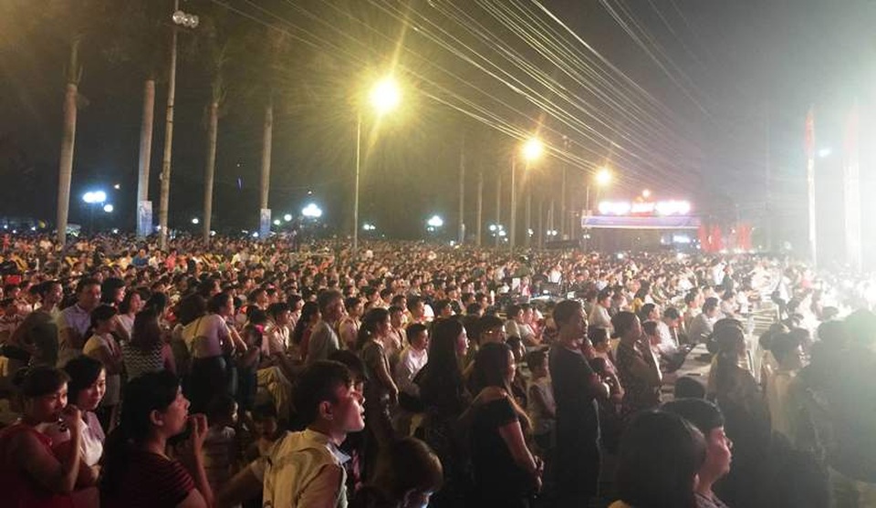 Ngay từ đầu giờ tối hàng nghìn người dân đã đổ về Nhà Văn hóa tỉnh Hà Nam theo dõi chương trình nghệ thuật: “Mười bông hoa thép trên vùng đất Lam Hạ Anh hùng”