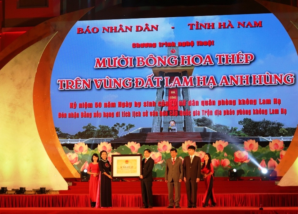 Bà Đặng Thị Bích Liên, Thứ trưởng Bộ Văn hóa thể thao và Du lịch đã trao Bằng công nhận di tích lịch sử cấp quốc gia Trận địa pháo phòng không Lam Hạ (1965-1972).