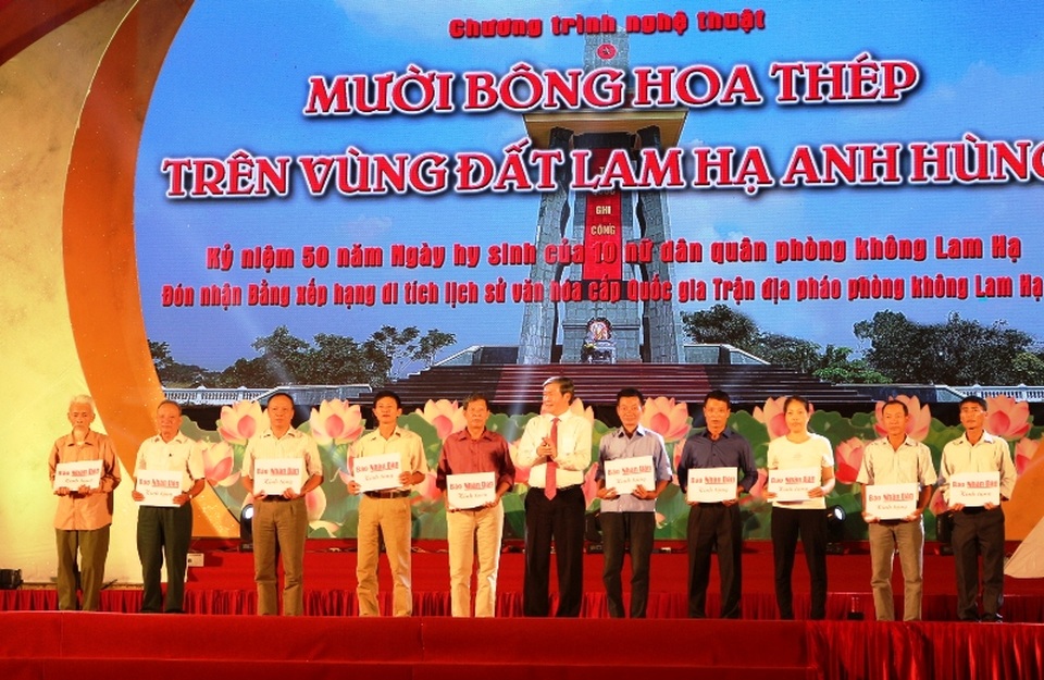 
Ông Đinh Thế Huynh - Ủy viên Bộ Chính trị, Thường trực Ban Bí thư - trao sổ tiết kiệm cho thân nhân 10 nữ liệt sỹ dân quân phòng không xã Lam Hạ
