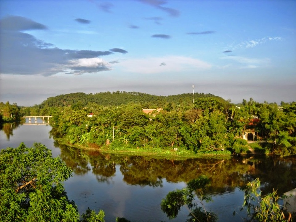 Dòng sông Thiên Phái bắt nguồn từ dãy núi Đọi Sơn huyện Duy Tiên, tỉnh Hà Nam chạy vòng qua đất Ý Yên ôm quanh ngọn núi Tiên Sa rồi đổ ra cống Hoàng Đan, hòa vào dòng sông Đáy