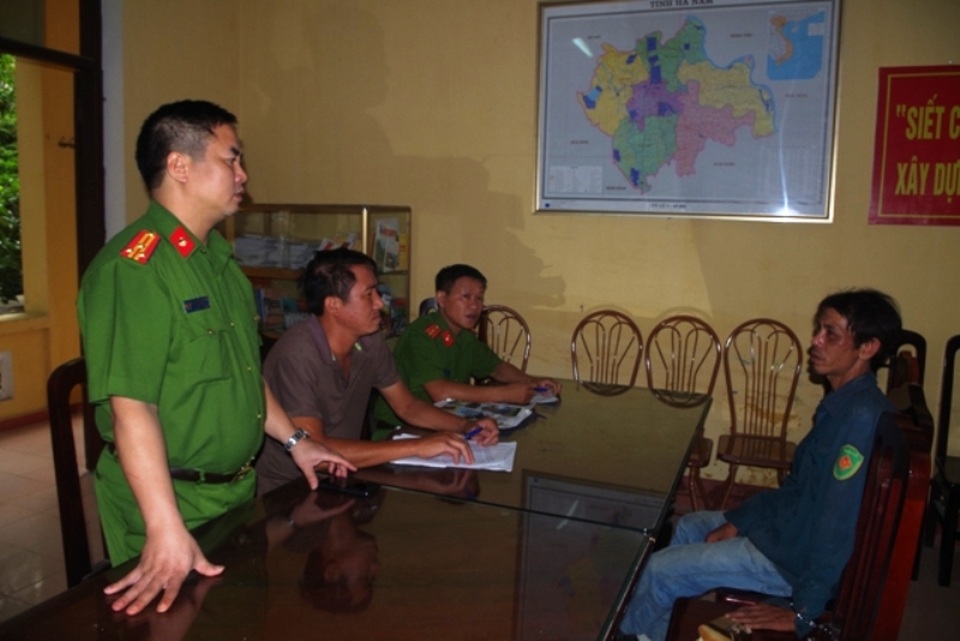 Đối tượng Đinh Văn Thiệu tại cơ quan Công an (ảnh: Công an Hà Nam)