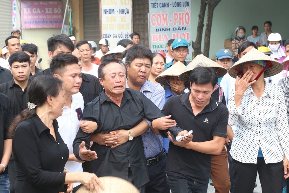 
Hài cốt con trai vừa về đến nhà, người cha không cầm được nước mắt.
