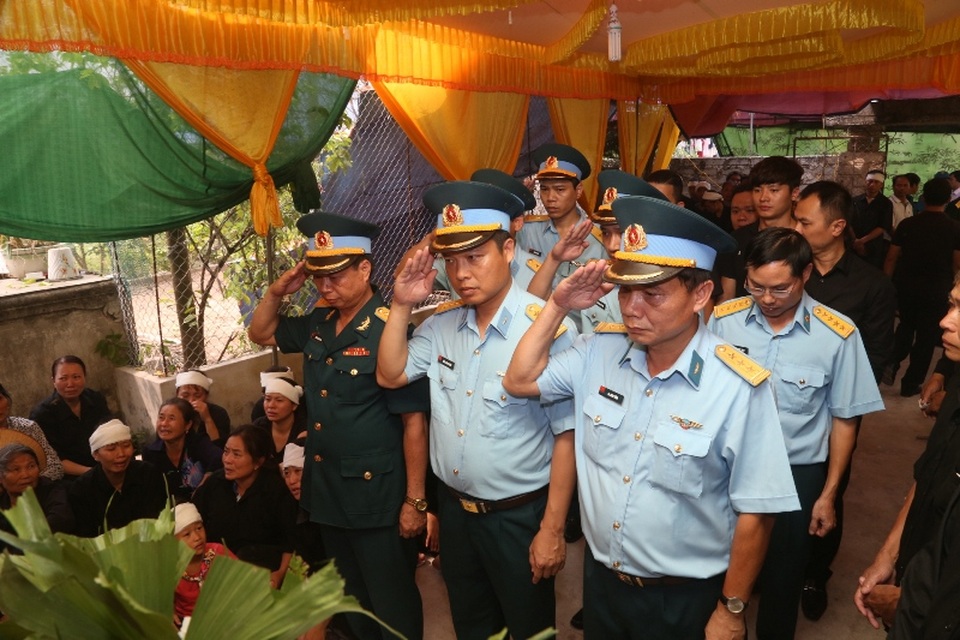 
Chào vĩnh biệt người đồng đội.
