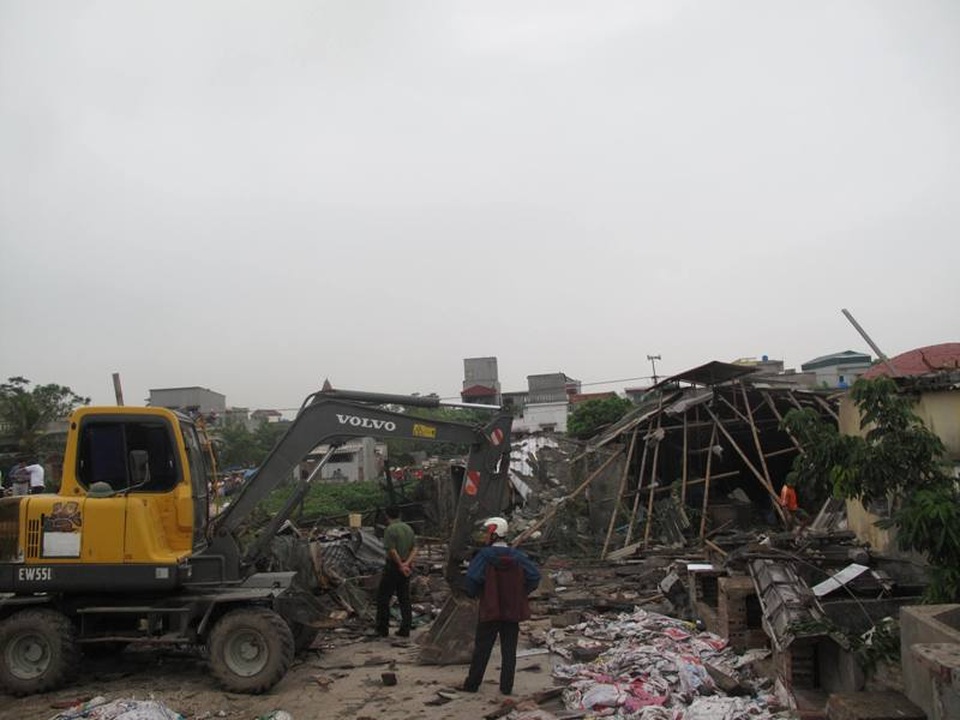 
Cơ quan chức năng huy động máy xúc đến tìm kiếm người gặp nạn trong đống đổ nát
