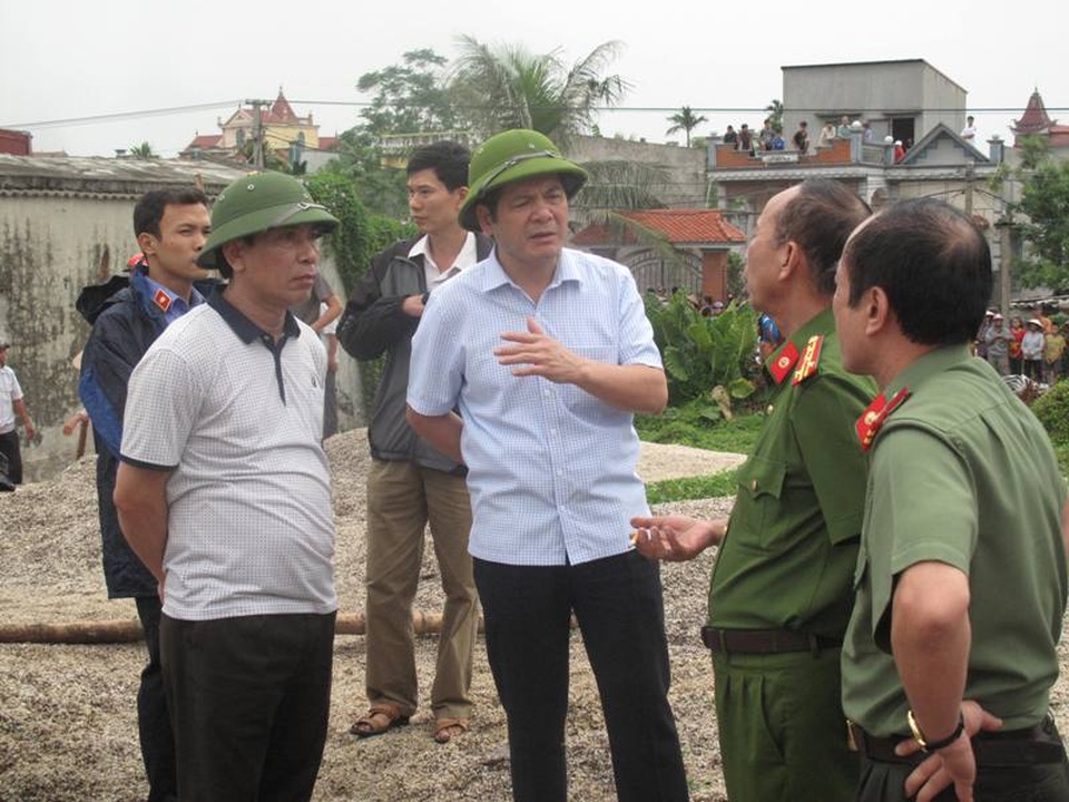 
Ông Nguyễn Hồng Diên, Chủ tịch UBND tỉnh Thái Bình (thứ 2 từ trái sang) có mặt tại hiện trường kiểm tra, chỉ đạo các cơ quan chức năng xử lí hậu quả vụ nổ
