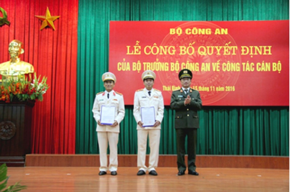 Điều động tướng Công an làm Phó Chủ nhiệm UB Quốc phòng - An ninh - 1
Thứ trưởng Nguyễn Văn Thành trao Quyết định bổ nhiệm của Bộ trưởng Bộ Công an đối với Thiếu tướng Lê Đình Nhường và Đại tá Nguyễn Văn Minh (ảnh: Công an Thái Bình)