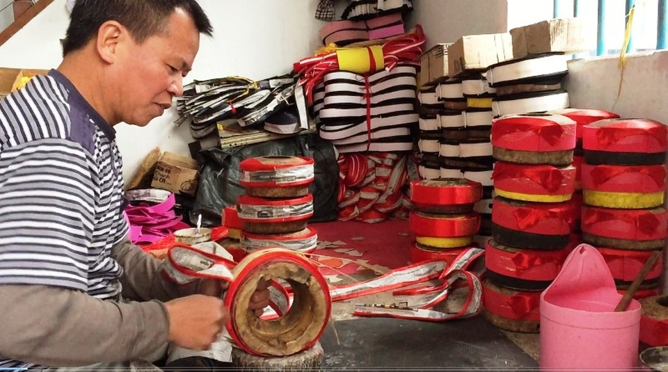 Nam Định: Làng nghề khăn xếp độc nhất miền Bắc vào vụ Tết - 3 Làm khăn xếp tưởng chừng như rất đơn giản, nhưng lại đòi hỏi nhiều kinh nghiệm nhất trong cả chu trình làm ra chiếc khăn xếp