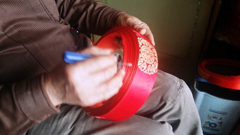 Nam Định: Làng nghề khăn xếp độc nhất miền Bắc vào vụ Tết - 4 Người không đủ kiên nhẫn, rất khó để xếp được một chiếc khăn đẹp và như ý
