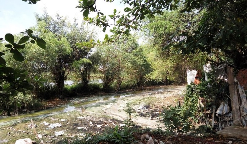 Tất cả số chất thải rắn nguy hại và nước thải đều được các hộ đổ thải trực tiếp ra môi trường tự nhiên, mà không qua bất cứ một khâu xử lý nào từ nhiều năm nay