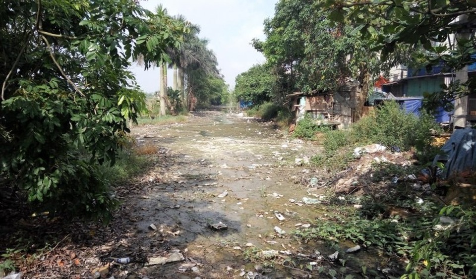 Những dòng nước vàng đục có chứa hóa chất, chưa qua xử lý từ những gia đình đang tái chế nhôm cứ chảy thẳng ra những dòng sông đã “chết” từ lâu.