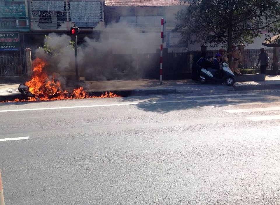 Nghi vấn nam thanh niên châm lửa đốt xe sau khi phạm luật - 2
Sự việc xảy ra quá nhanh khiến lực lượng CSGT không kịp phản ứng, chỉ di chuyển được các xe gần đó