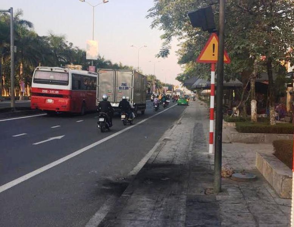 Nghi vấn nam thanh niên châm lửa đốt xe sau khi phạm luật - 3 Cột đèn báo dành cho người đi bộ đen thui sau sự việc