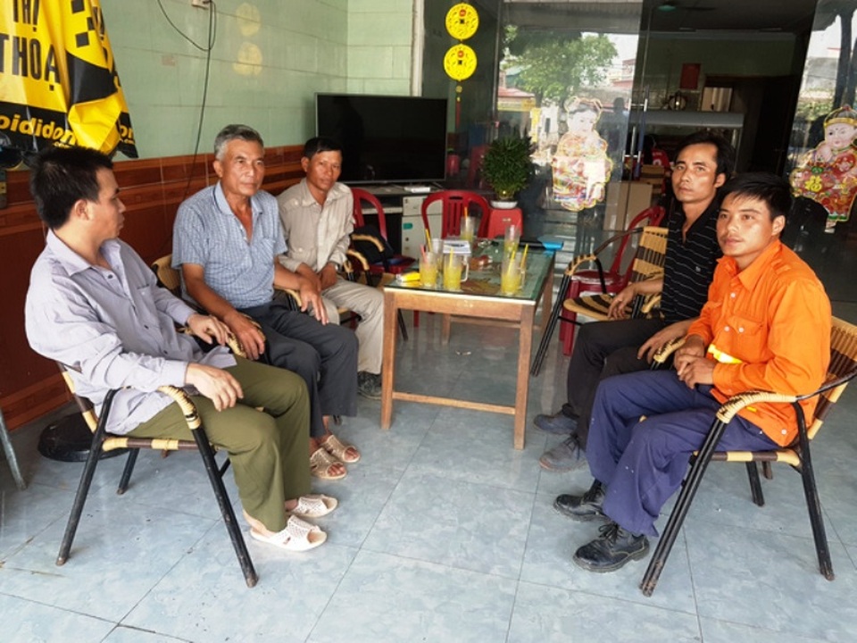 Hà Nam: Hơn 100 công nhân bị nợ lương mỏi mòn chờ được giải quyết - 1 Các công nhân công ty phản ánh sự việc Công ty CP kết cấu và đường ống PME1 nợ lương