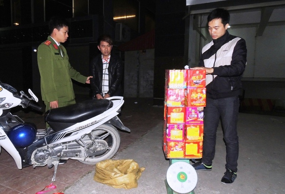 
Đối tượng Trần Anh Duy (giữa) và tang vật vụ án (ảnh: Công an Hà Nam)
