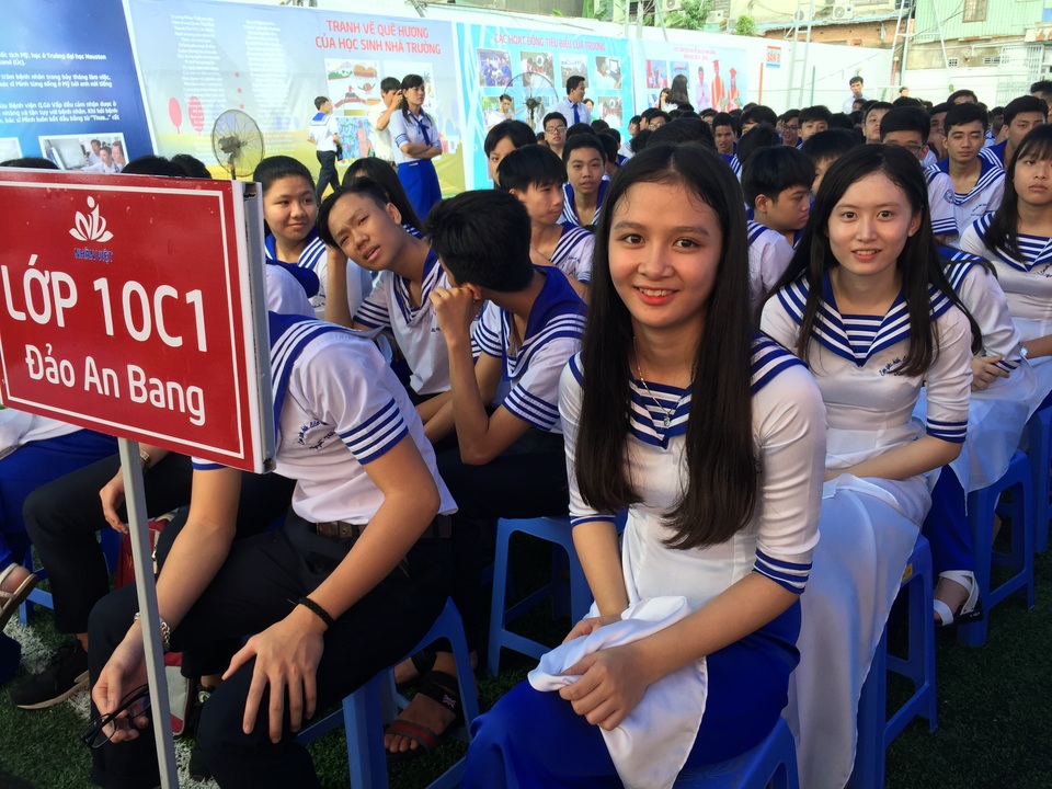 Chia sẻ ý nghĩa trong ngày khai giảng của bác sĩ trẻ từ Mỹ về VN làm việc - 2 Các nữ sinh xinh tươi trong trang phục áo dài cách điệu từ trang phục chiến sĩ hải quân