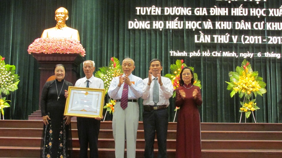 
Bà Lê Minh Ngọc (bên trái) và các lãnh đạo Hội Khuyến học TPHCM được bằng khen của Trung ương Hội Khuyến học Việt Nam năm 2013.
