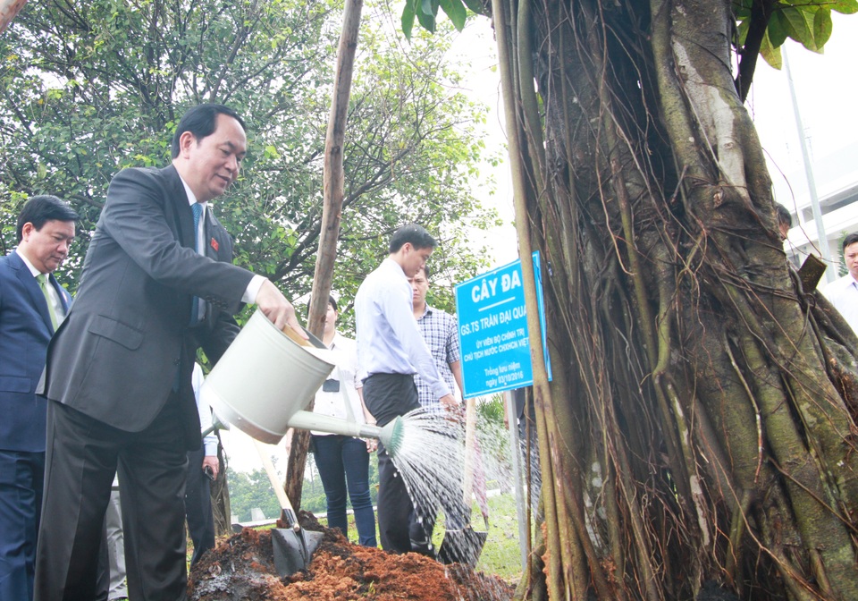 Cuối lễ khai khoá, ông cùng lãnh đạo TPHCM trồng cây trong khuôn viên của ĐH hàng đầu phía Nam